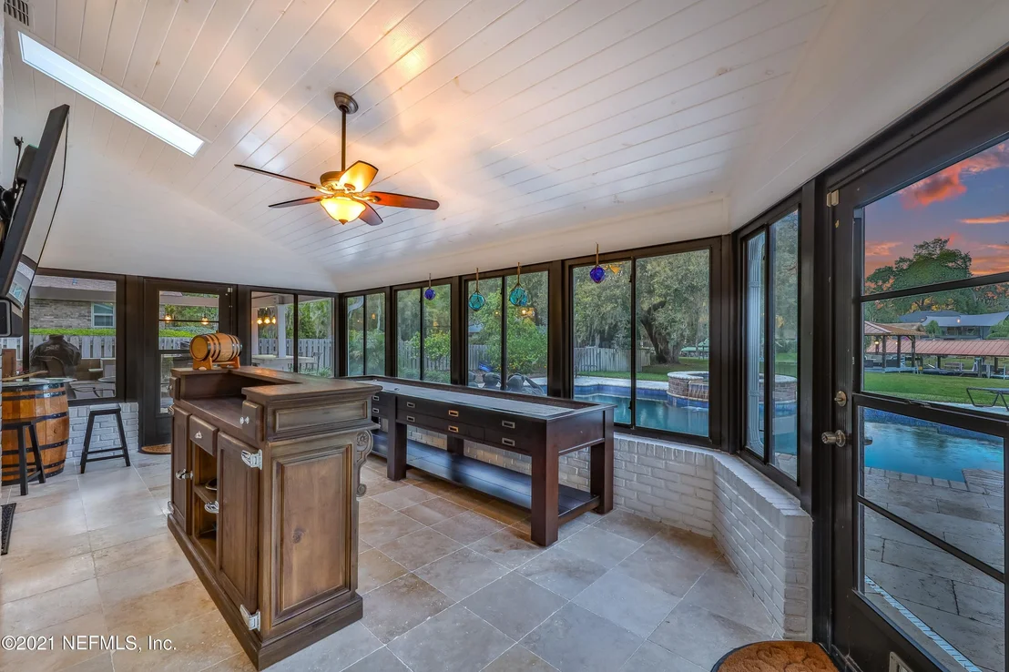 Photo of 405 OAK Drive S
