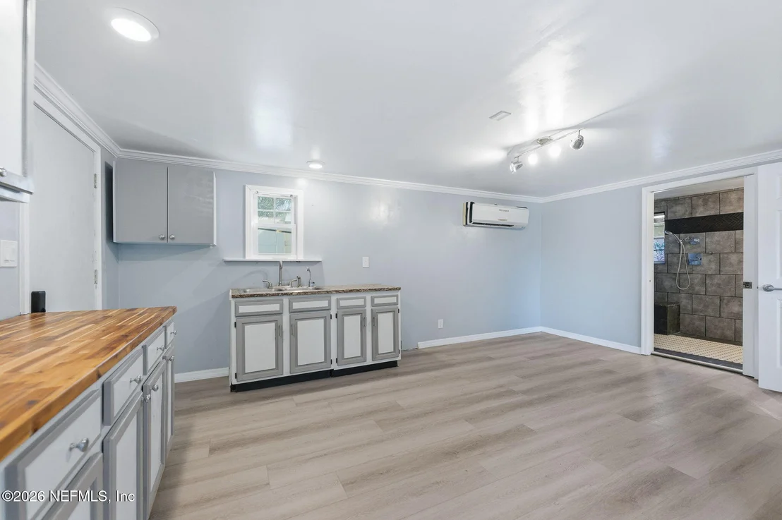Photo of 1863 LIVE OAK Drive