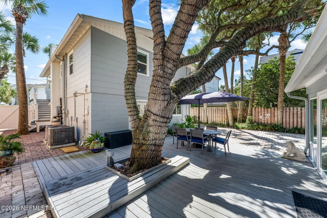 Photo of 1242 BEACH Avenue