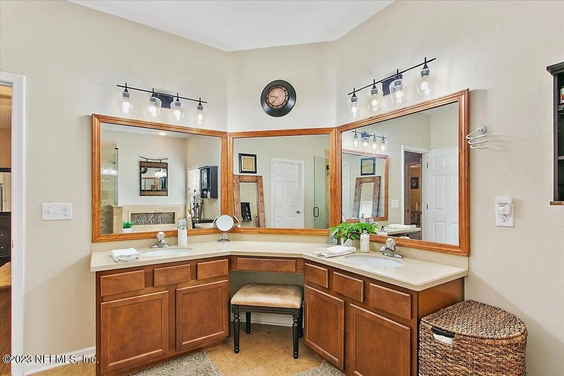 Photo of 123 E TEAGUE BAY Drive