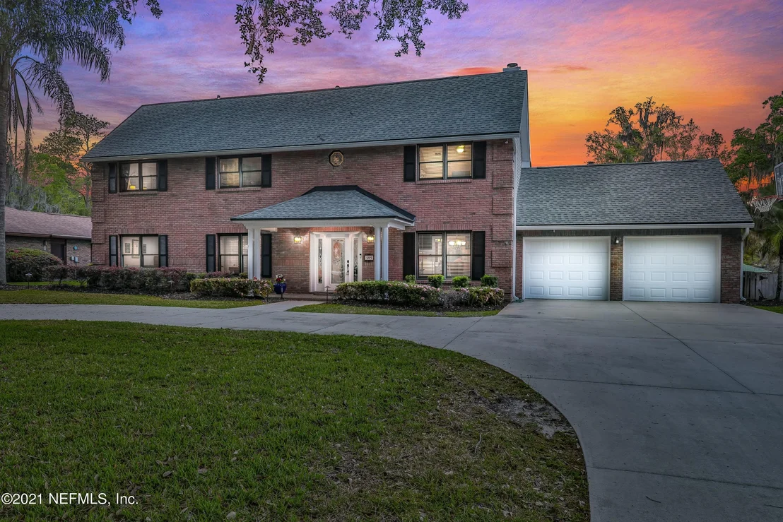 Photo of 405 OAK Drive S