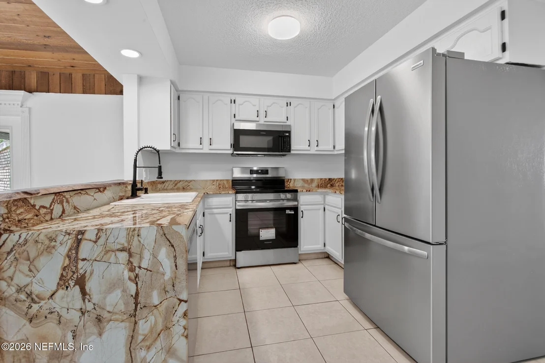 Photo of 407 POMONT Avenue