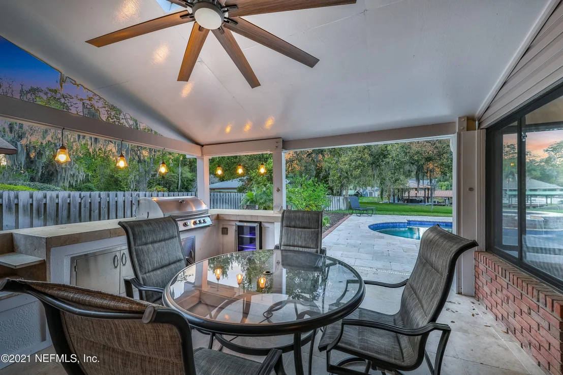 Photo of 405 OAK Drive S