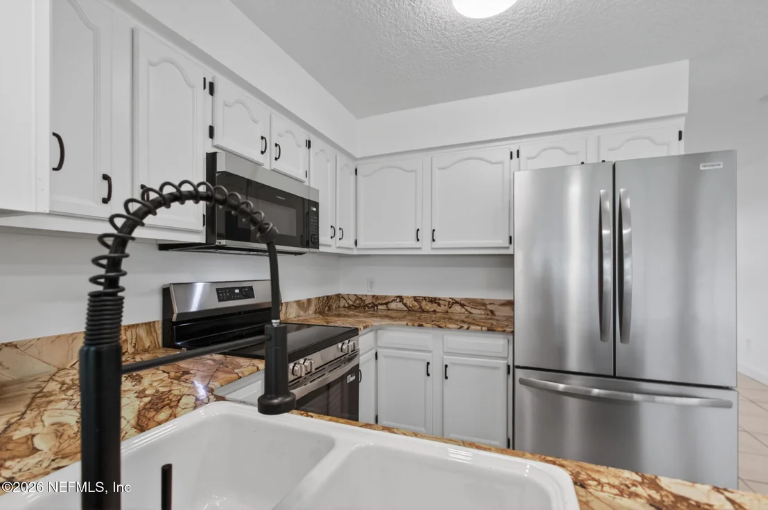Photo of 407 POMONT Avenue