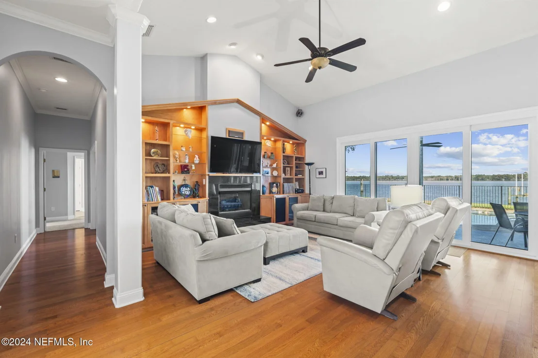 Photo of 487 CREIGHTON Road