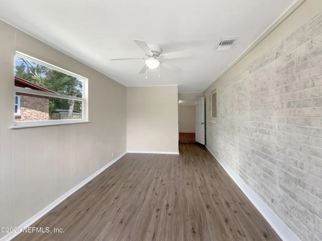 Photo of 413 SIGSBEE Road