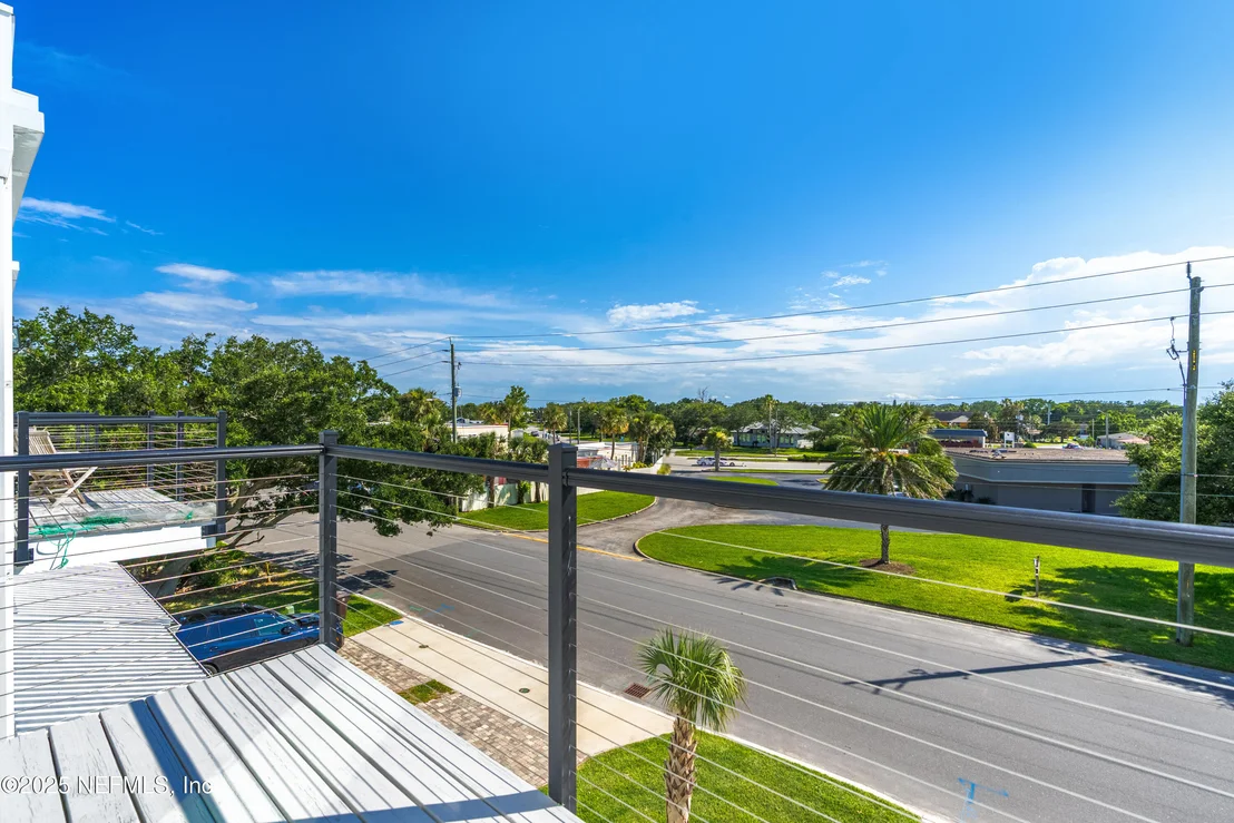 Photo of 15 COMARES Avenue