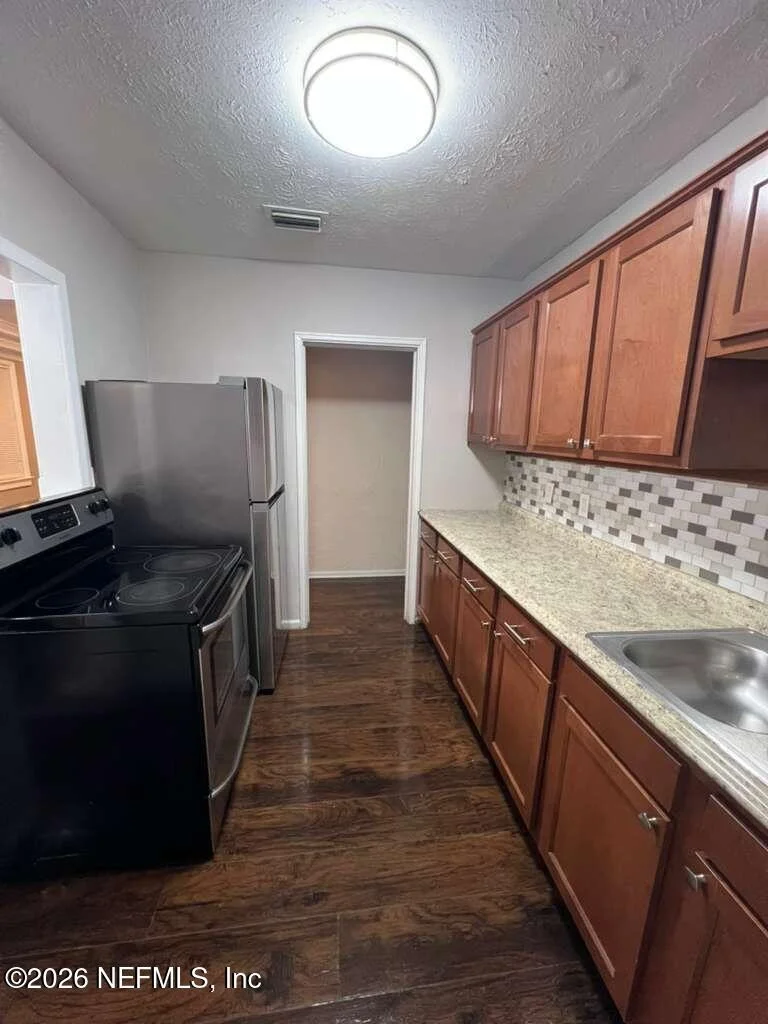 Photo of 862 BUNKER HILL Boulevard