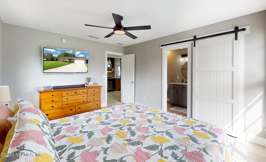 Photo of 1096 MEADOW Drive