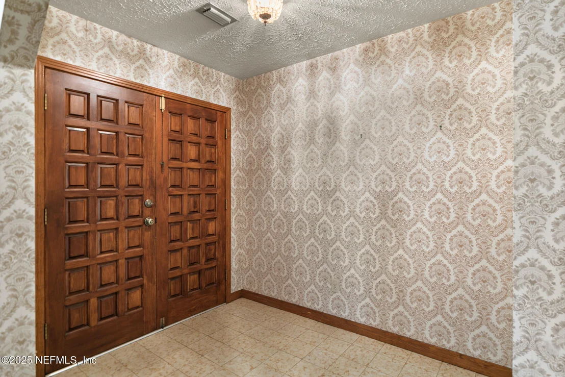 Photo of 1885 RIVER OAKS Drive
