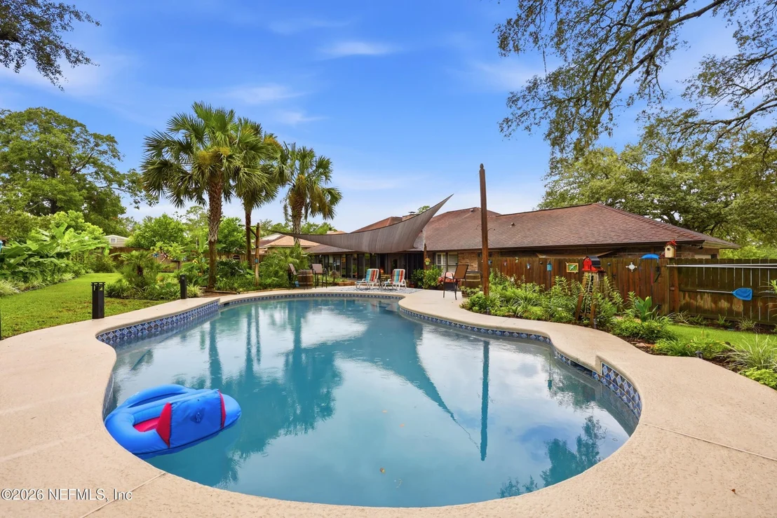 Photo of 905 MIDDLERIDGE Court