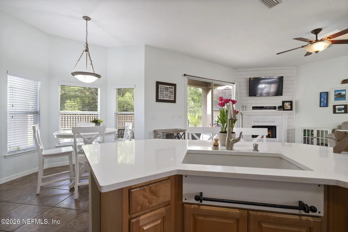 Photo of 3296 KINGS Road S