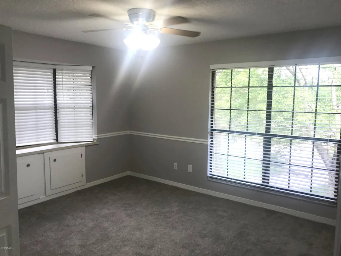 Photo of 901 MIDDLERIDGE Court