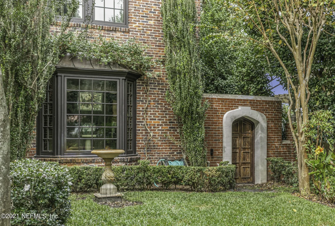 Photo of 927 ARBOR Lane