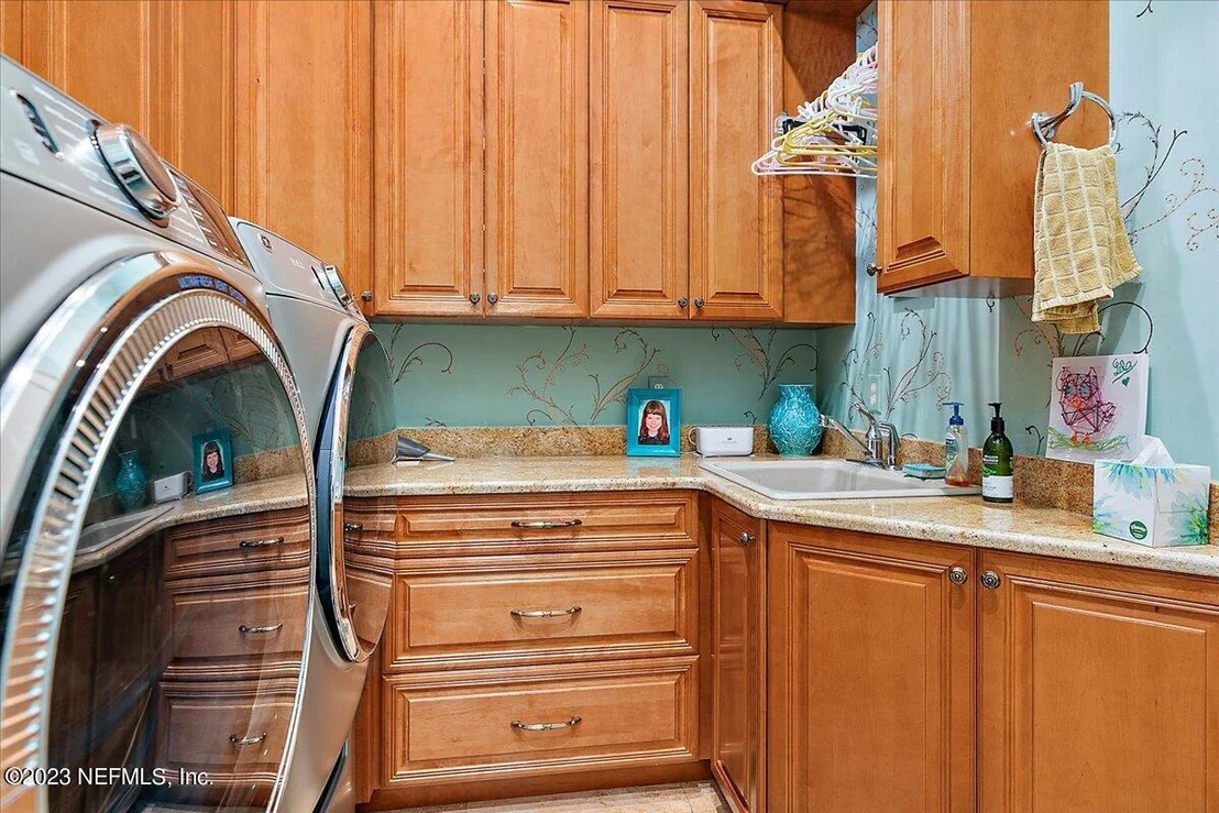 Photo of 1261 DELFINO Drive