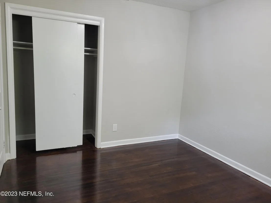 Photo of 5886 MONCRIEF Road