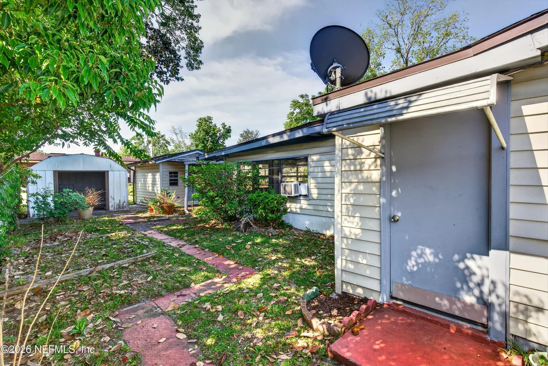 Photo of 7638 CREST Drive N