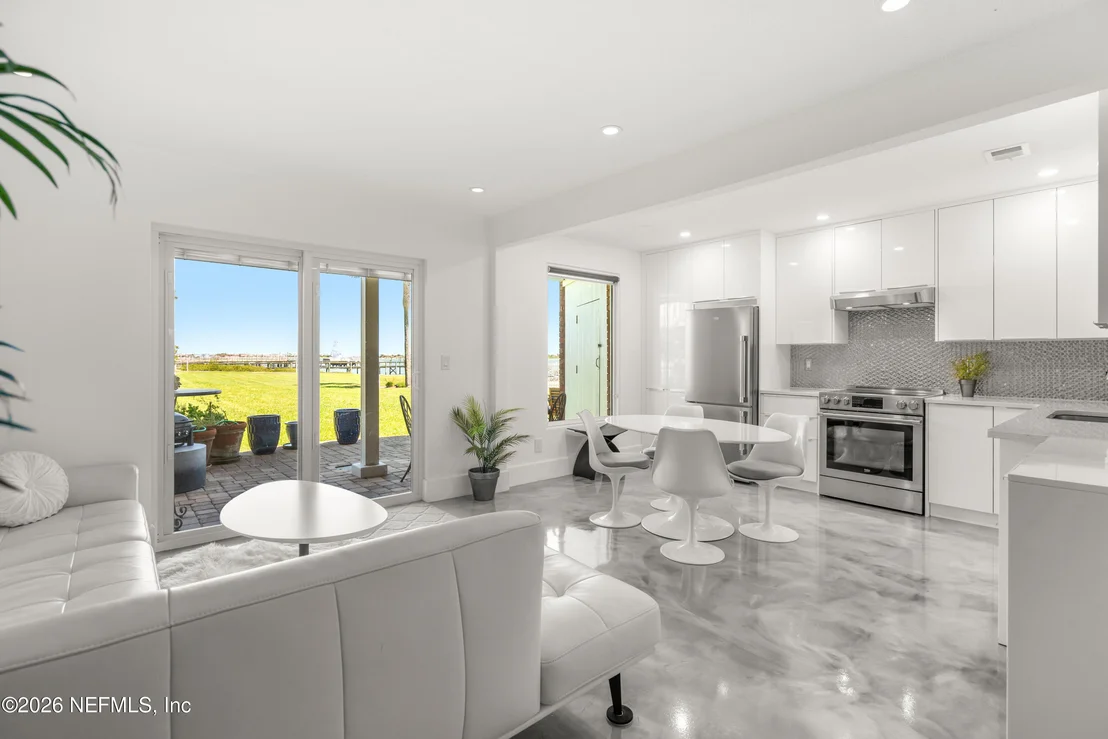 Photo of Unit 3B at 83 COMARES Avenue