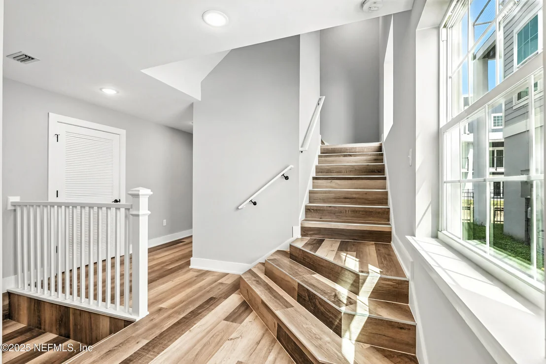 Photo of 15 COMARES Avenue