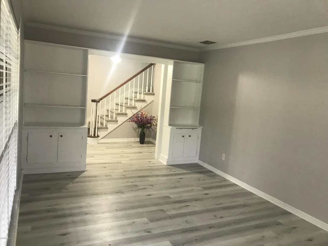 Photo of 901 MIDDLERIDGE Court