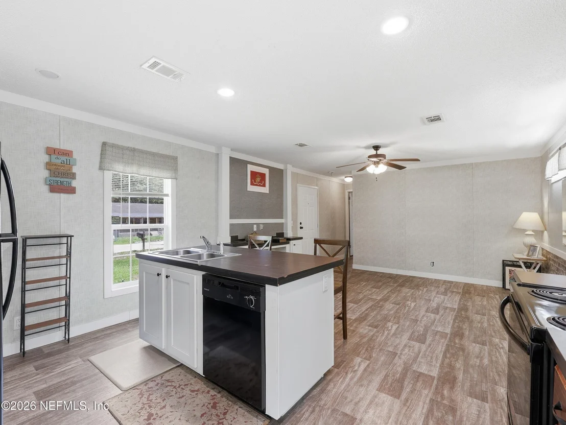 Photo of 100 BOSTWICK Lane