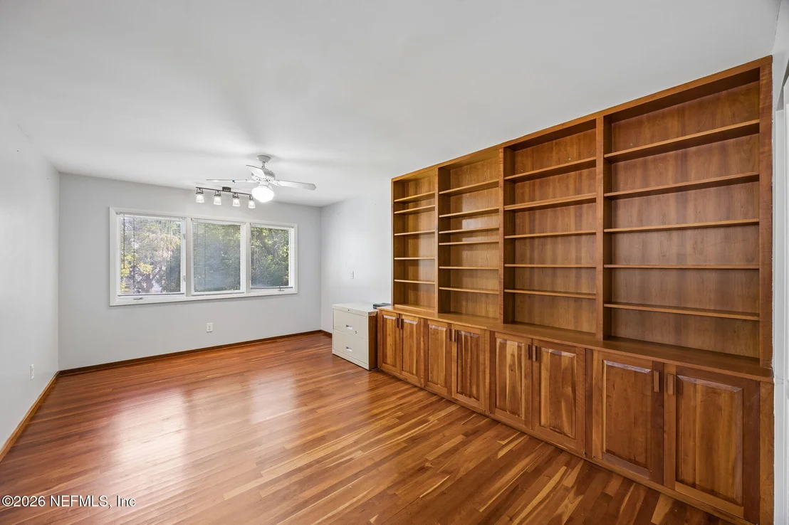 Photo of 930 RIVER Road