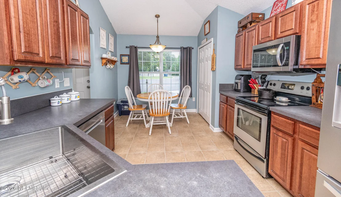 Photo of 431 THOMAS Court