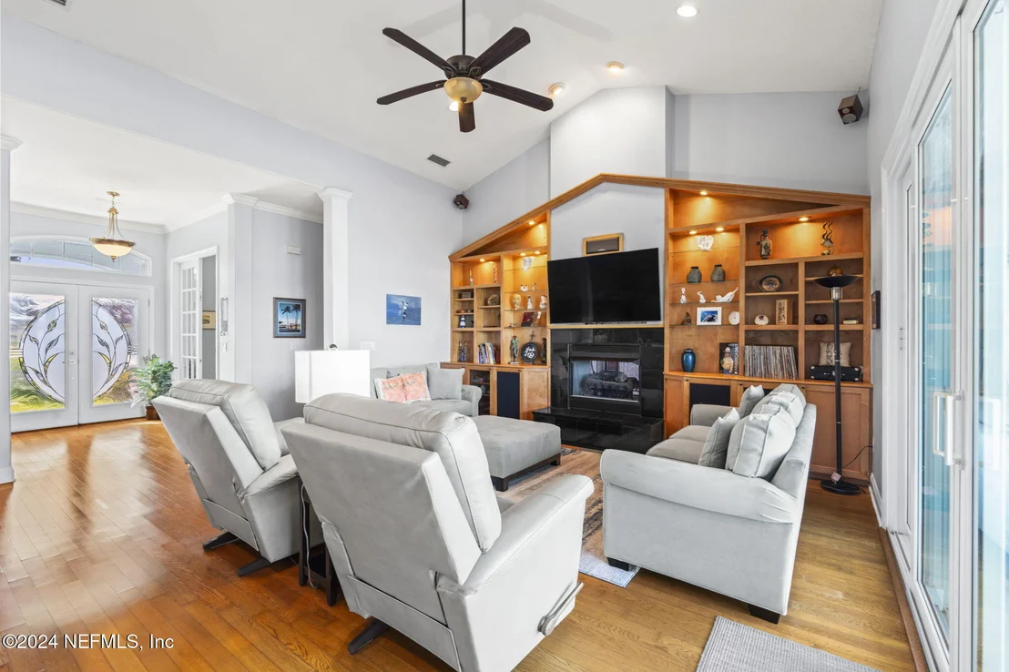 Photo of 487 CREIGHTON Road