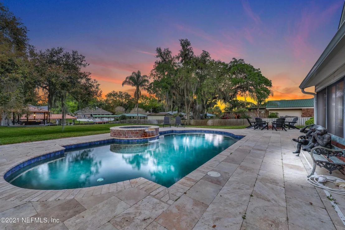 Photo of 405 OAK Drive S