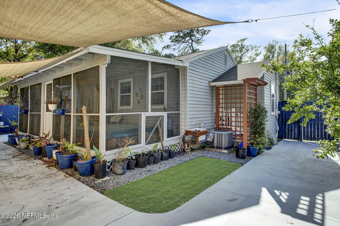 Photo of 1327 MACARTHUR Street