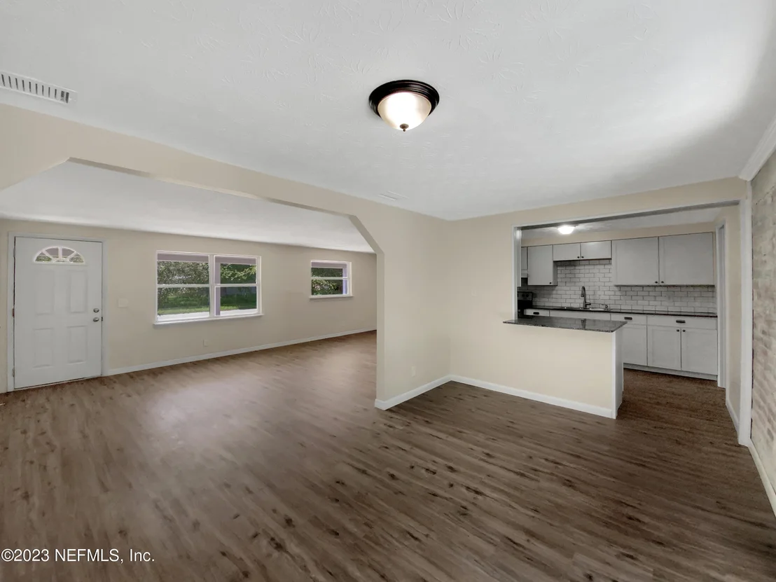 Photo of 413 SIGSBEE Road