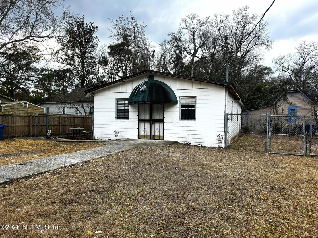 Photo of 2004 BENEDICT Road