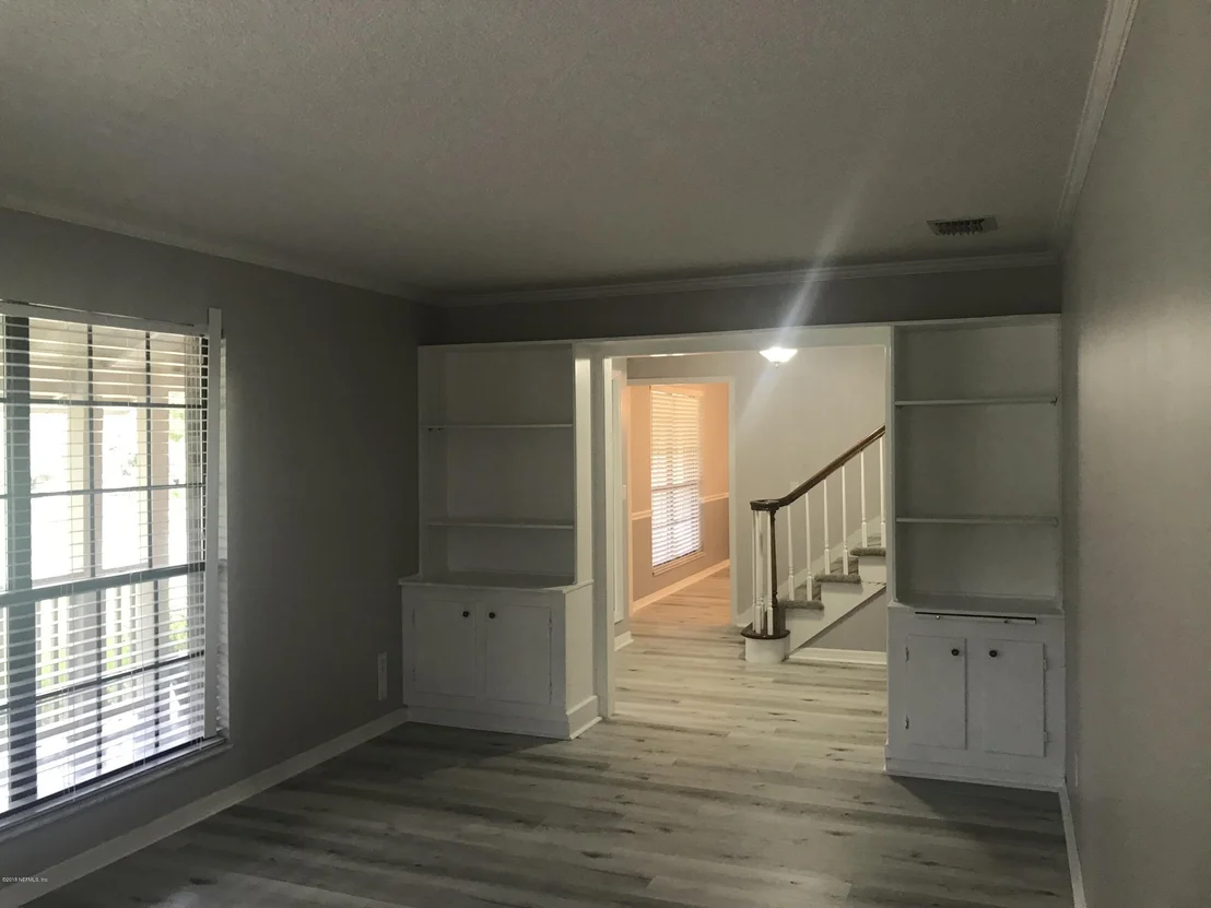 Photo of 901 MIDDLERIDGE Court