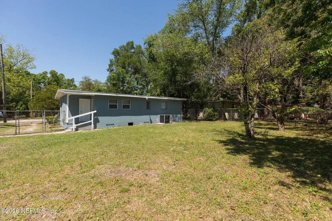 Photo of 1922 MACLEAN Road