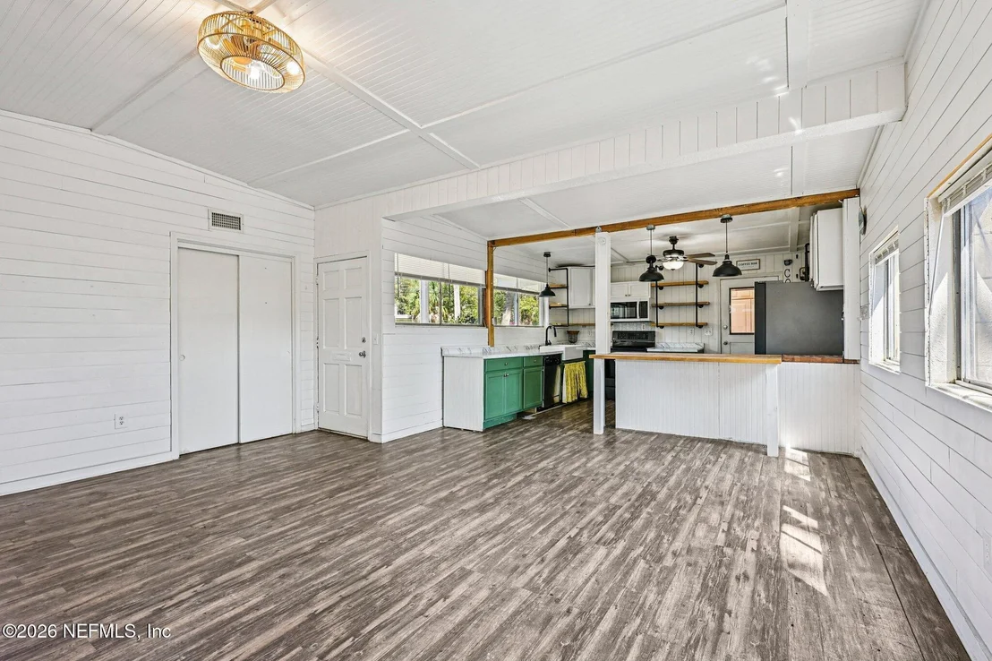 Photo of 1044 HALIFAX Road