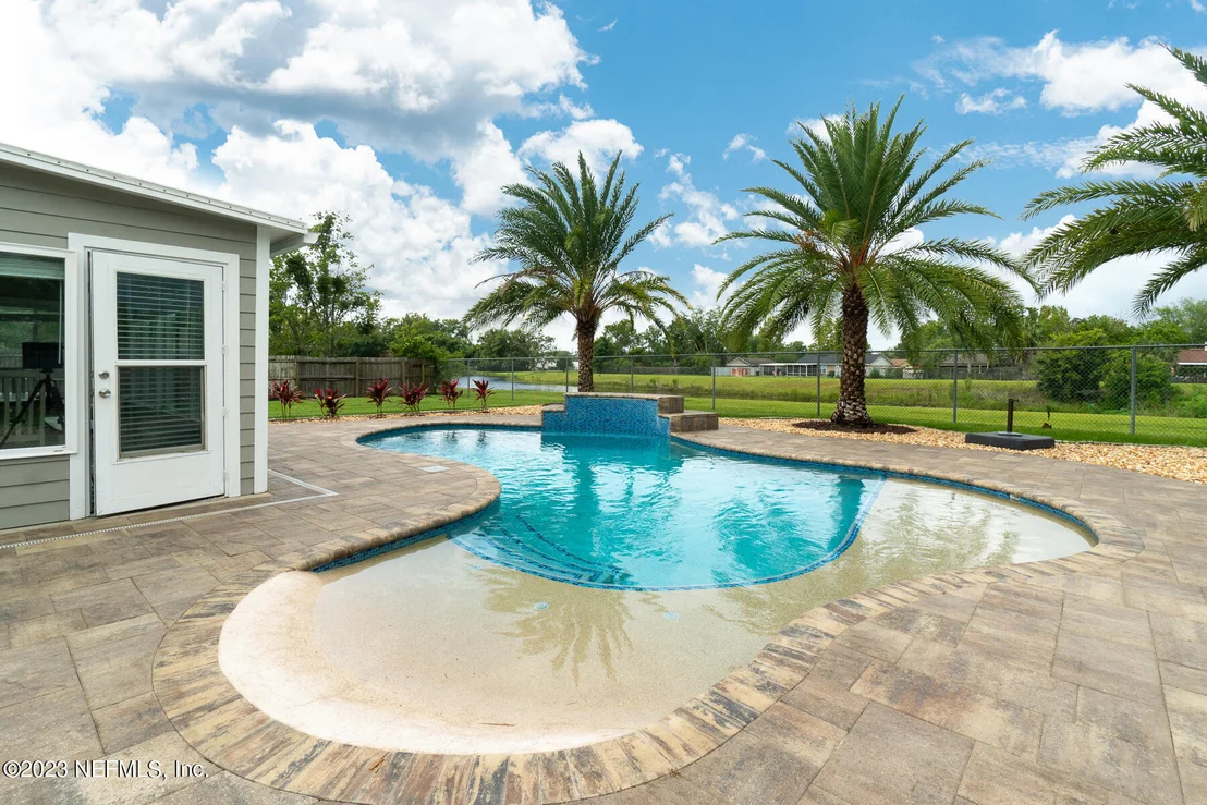 Photo of 1096 MEADOW Drive