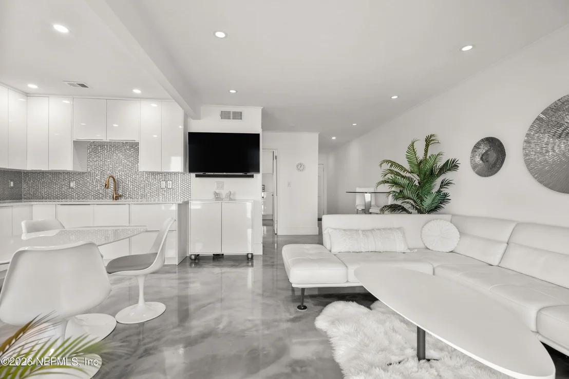 Photo of Unit 3B at 83 COMARES Avenue