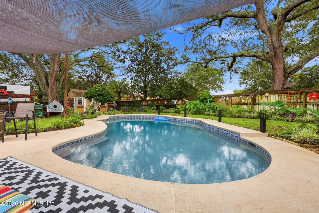 Photo of 905 MIDDLERIDGE Court