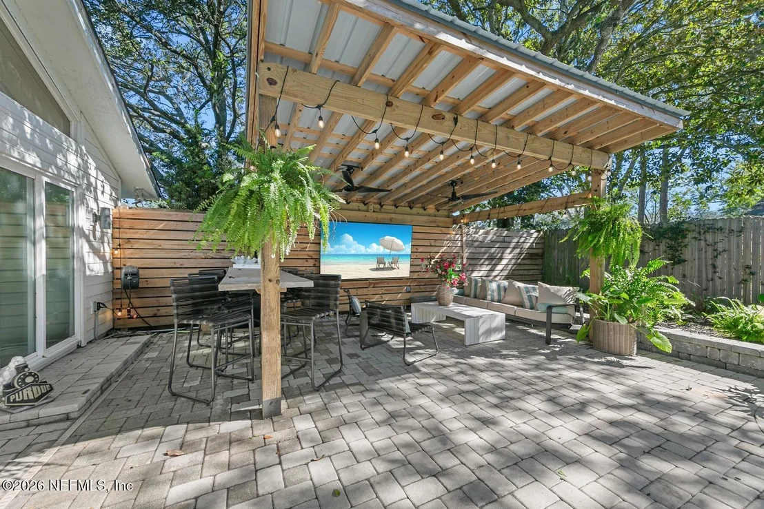 Photo of 1105 KINGS Road