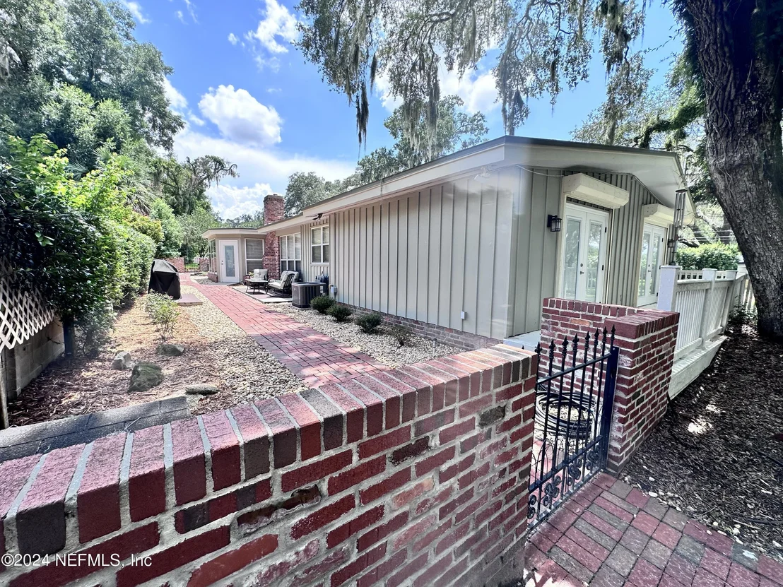 Photo of 1283 HARBOR OAKS Road