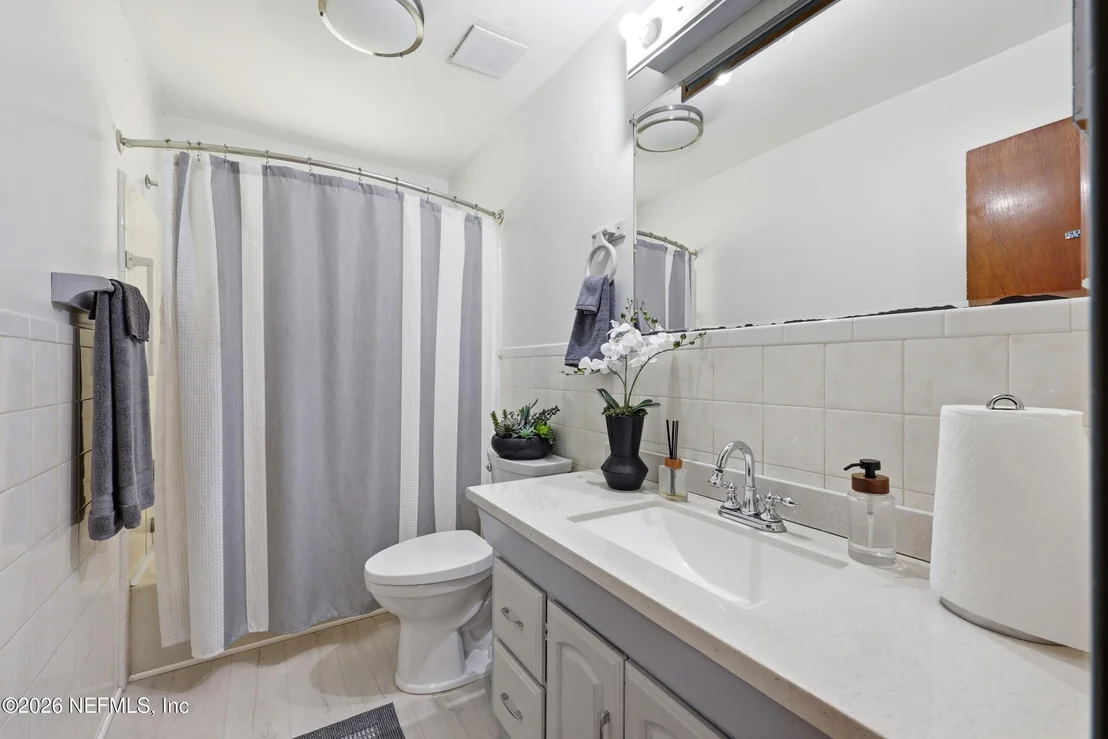 Photo of 1733 HEREFORD Road