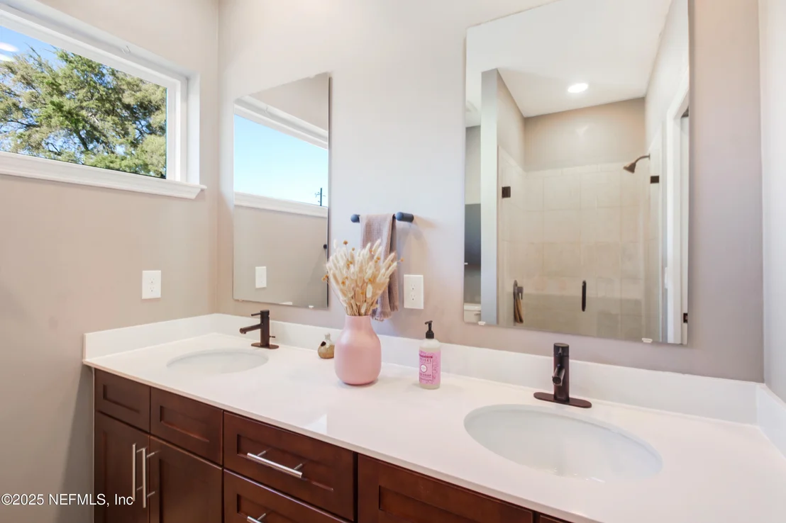 Photo of 1245 WALNUT Street