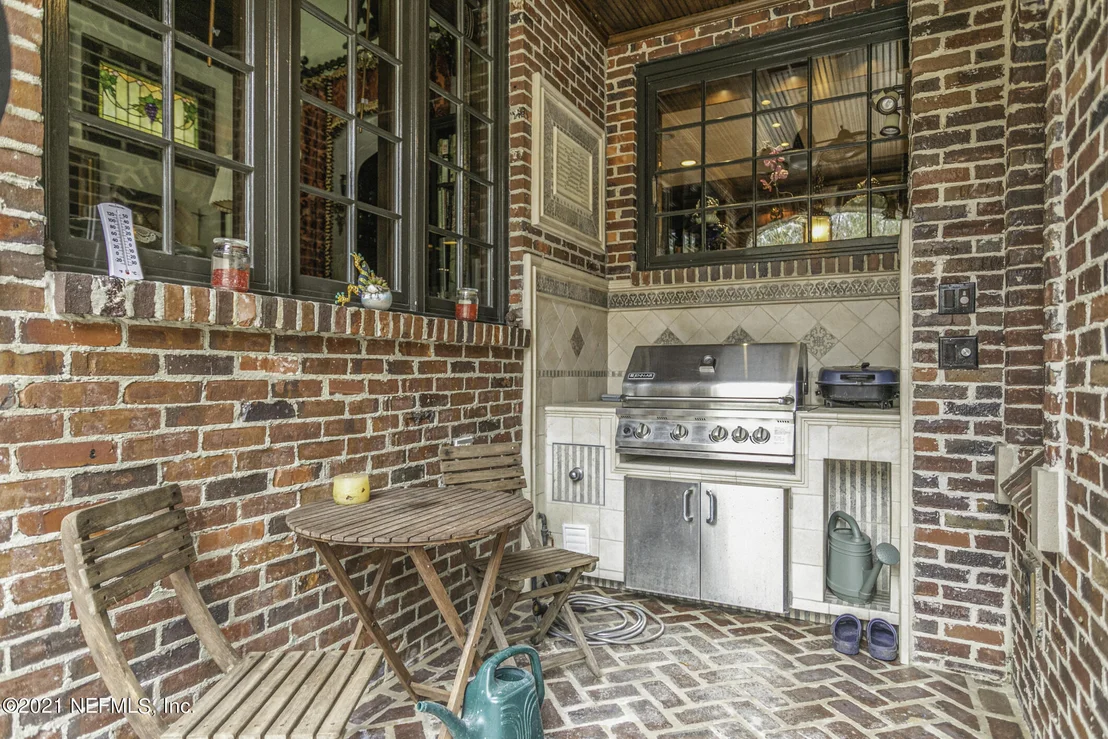 Photo of 927 ARBOR Lane