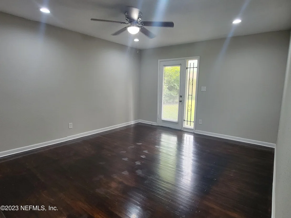 Photo of 5886 MONCRIEF Road
