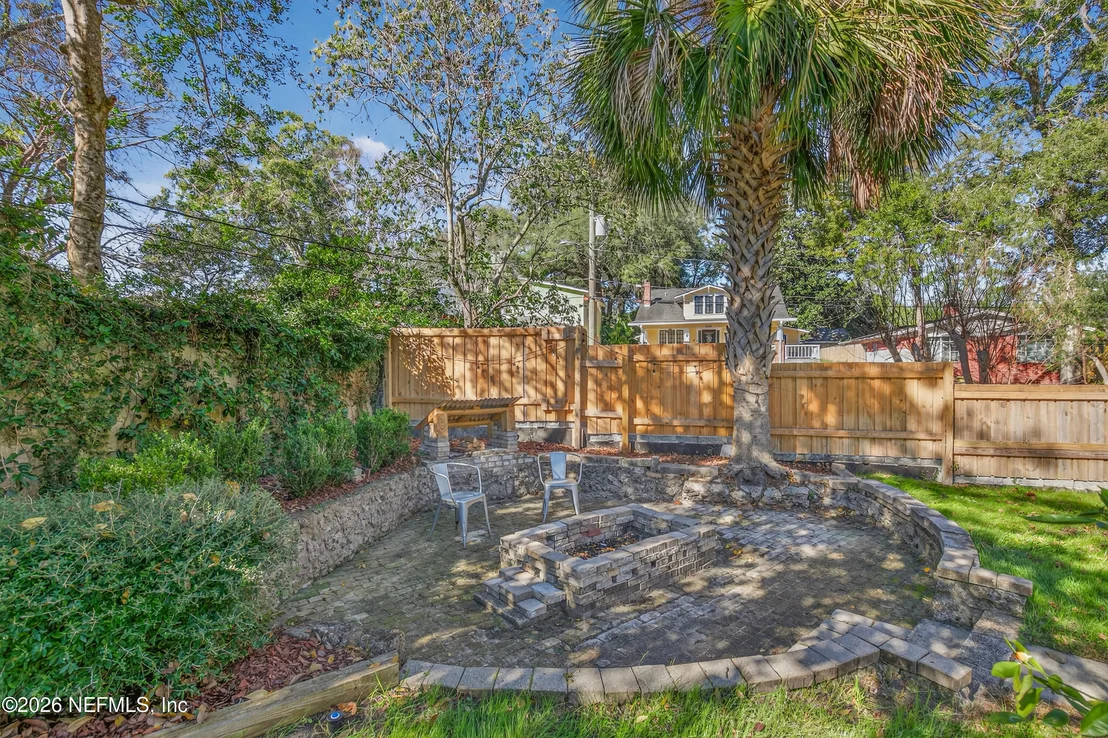 Photo of 1786 PINEGROVE Avenue