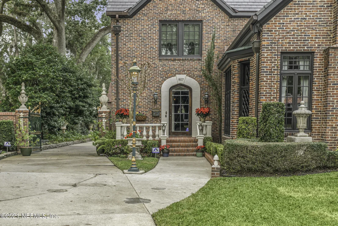 Photo of 927 ARBOR Lane