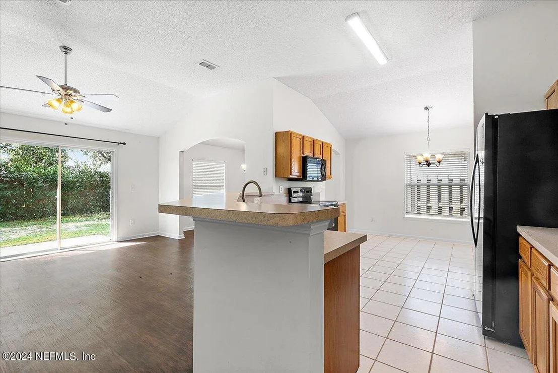 Photo of 1221 MACLAREN Street