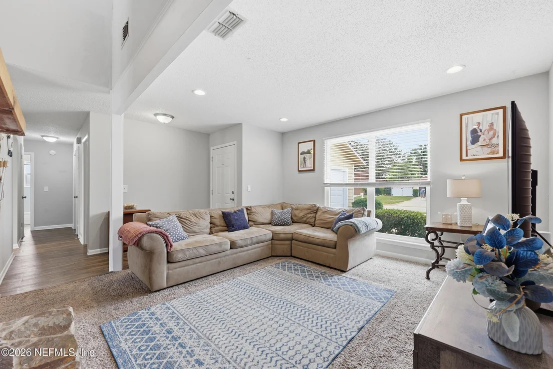 Photo of 2550 OAKVIEW Drive