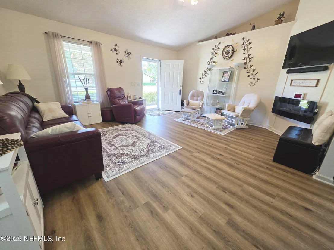 Photo of 231 3RD (INCLUDES ADJACENT LOT) Street W