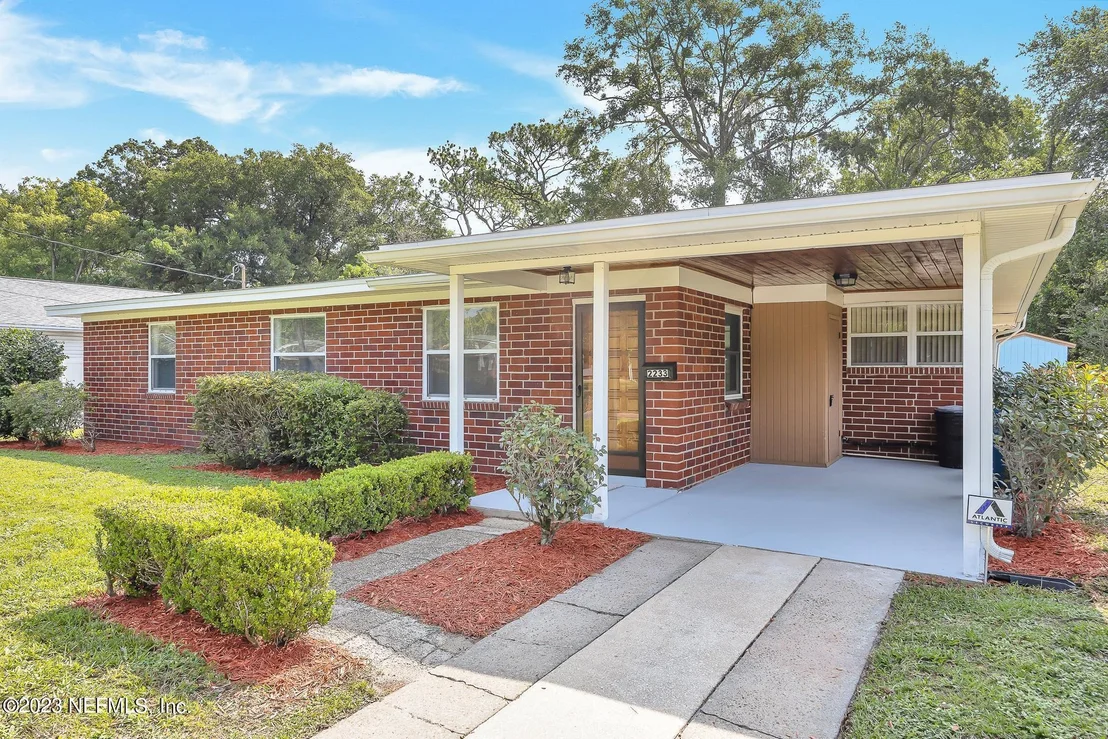 Photo of 2233 MAPLE LEAF Drive E